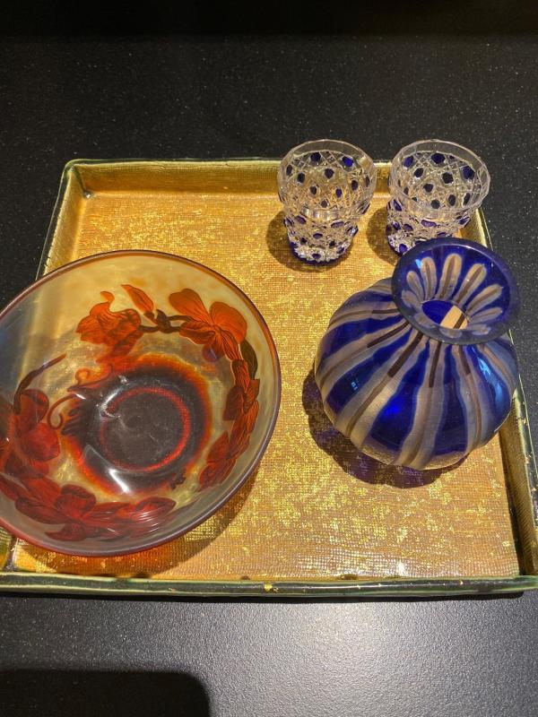 陈文茜以这些美丽的器皿吃药。（互联网）