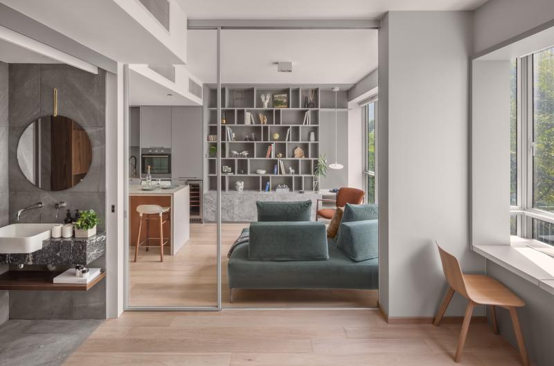 落地玻璃门将卧室和客厅隔开,方便冷气冷却不同的区位,但又维持屋子的开放明亮感。