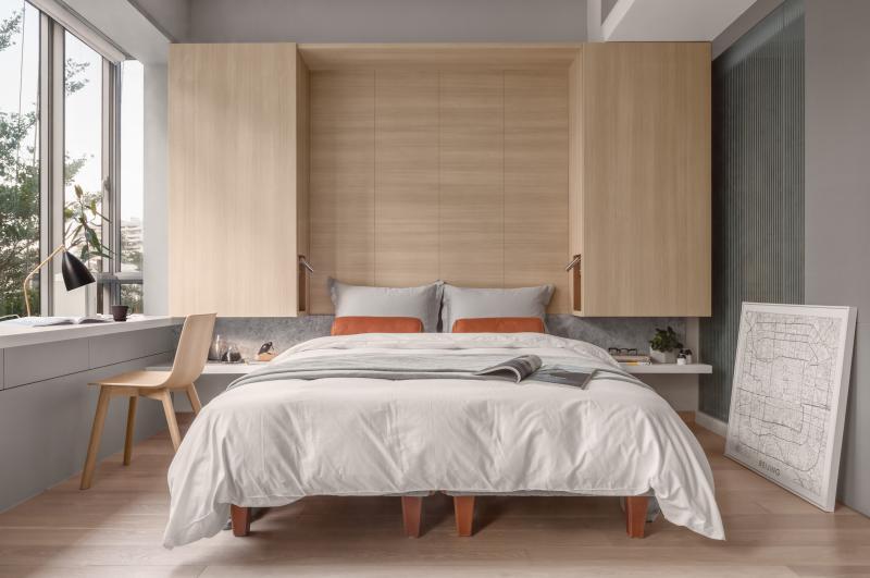 设计师巧妙地把收纳空间“悬浮”在床两边,凹进去的部分变成床头小湾,还能为男女主人植入床头灯、电插座、充电座、置物小格等。