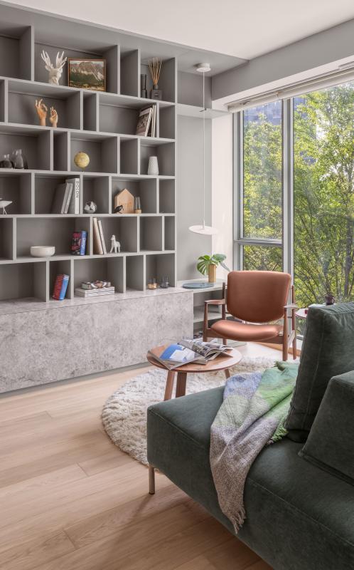 书架最右边是别具特色,能调动角度来照射或反光的吊灯的“安身之所”。