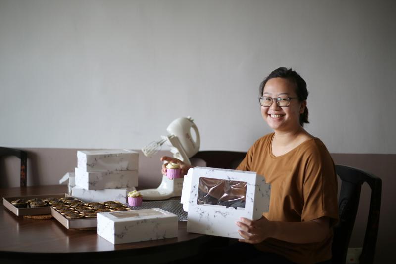 十多年前开始烘焙的李颖盈,2018年7月创办了居家蛋糕店Amazyingbakes。(龙国雄摄)