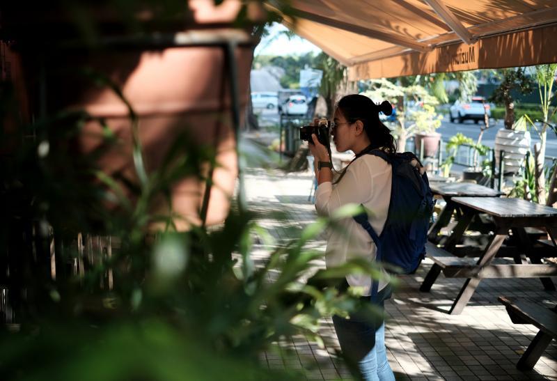 黄丽洁工作繁忙,一般只在出国时才有时间拍照。访问当天(阻断措施实行之前)难得有机会去哈芝巷走走,她乐得有机会拍照。(龙国雄摄)