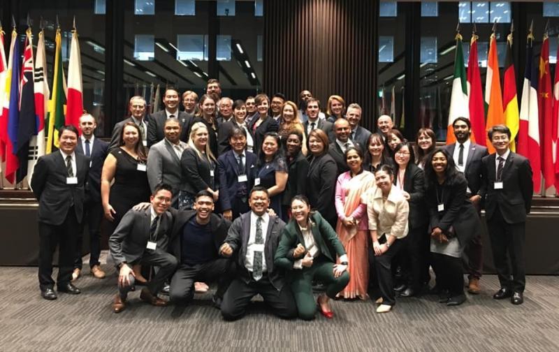 去年11月,黄丽洁(前排右一)到东京与其他16个国家的代表一起参与JETAA国际代表大会。(JETAA国际提供)