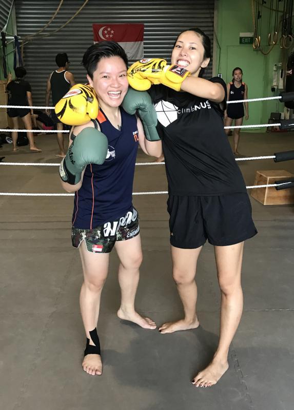 泰拳让谢靖仙(左)锻炼身体,也结交了许多好友,她身边为2017年国大泰拳队队长。(受访者提供)