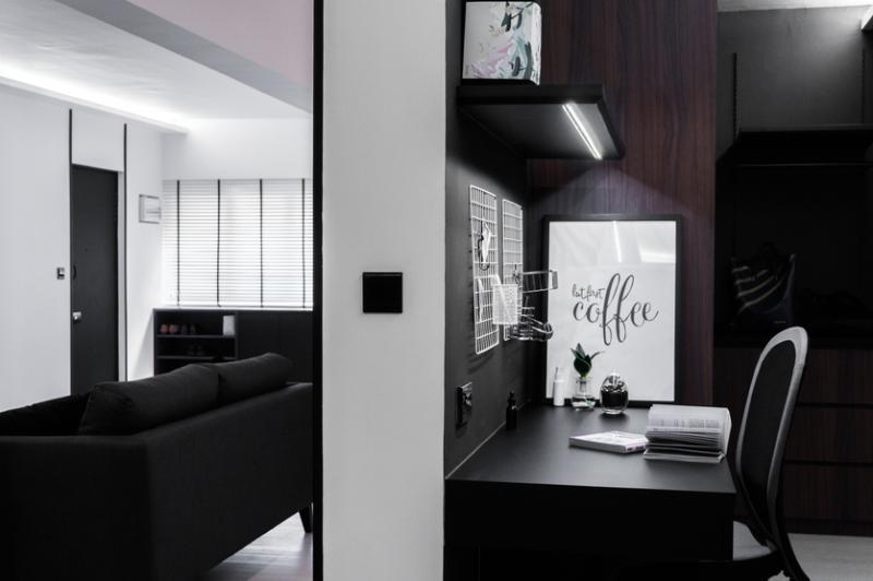 纯黑的书房适合专心阅读和处理工作。