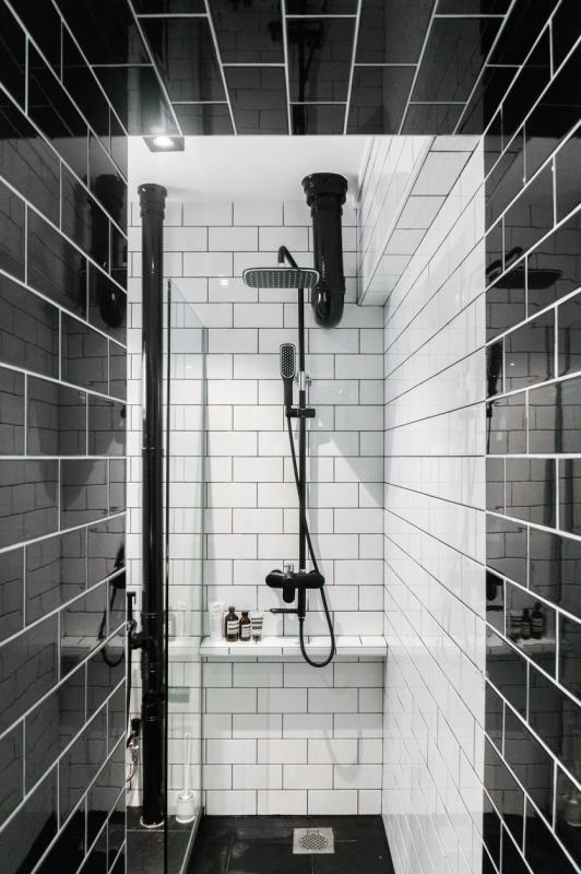 从主卧进入卫生间，得经过一个“玄关”。