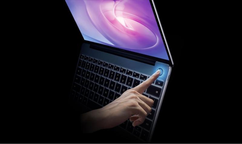 右上角的电源键具有指纹识别功能。