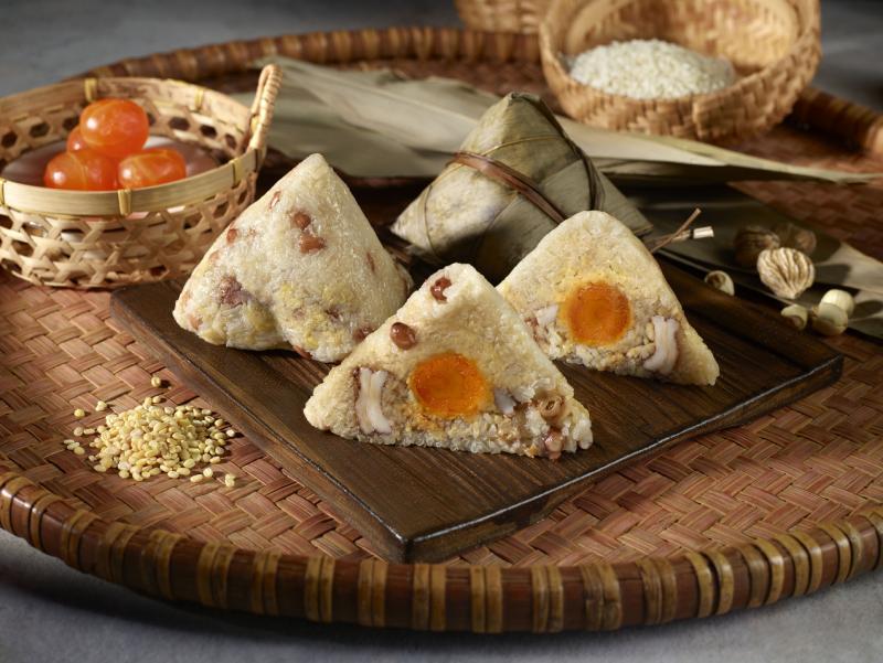 乐天集团新的潮式卤水粽($12.90)。