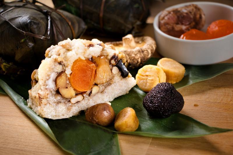 饭夫人的黑松露裹蒸粽子($28)。