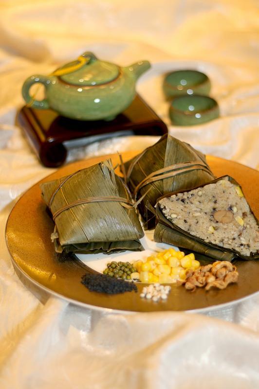 海天楼的虫草花五谷五角粽($8.80)。