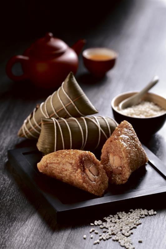 鼎泰丰的经典五香肉粽($5.80)。