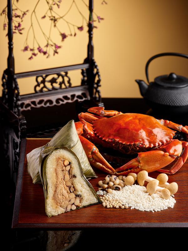 万豪轩的白胡椒蟹肉粽($18)。