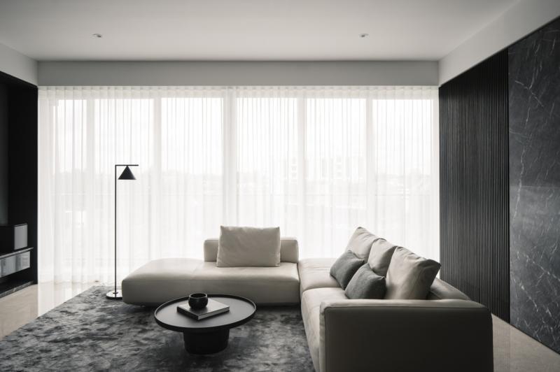 客厅刻意采用低矮、贴地的家具，把好风景还给落地窗户。