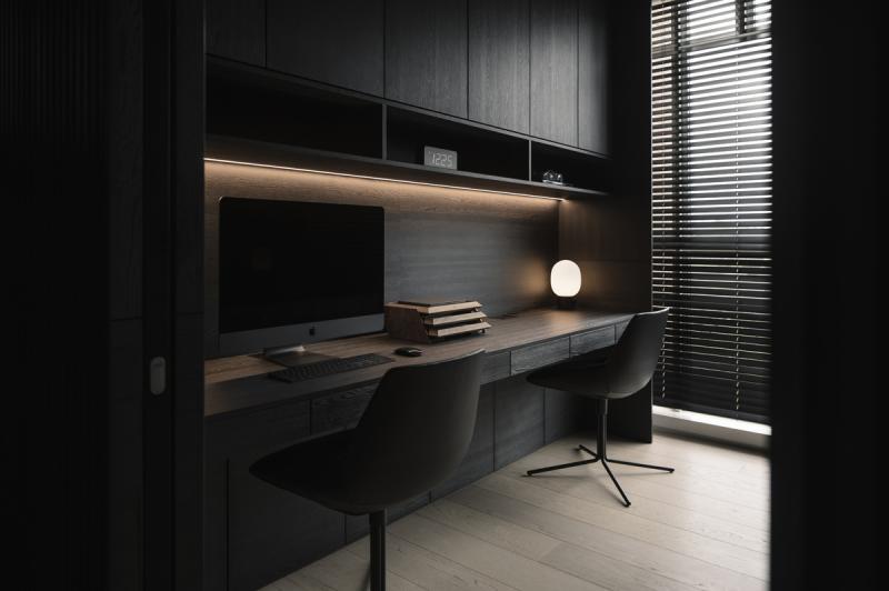 男主人书房背后未入镜的橱柜展示他的磁铁贴收藏。