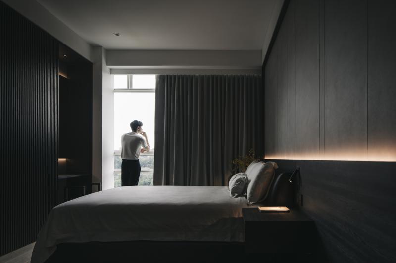 主卧室的装潢集家里各个空间的一点元素。