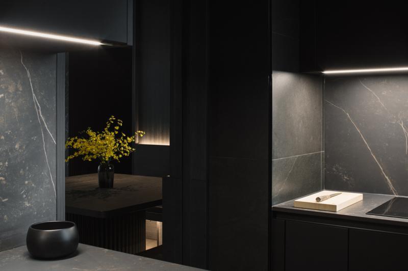 厨房采用粗犷的设计，铺在墙上的岩石材质瓷砖更有粗线条而又肃净的感觉。