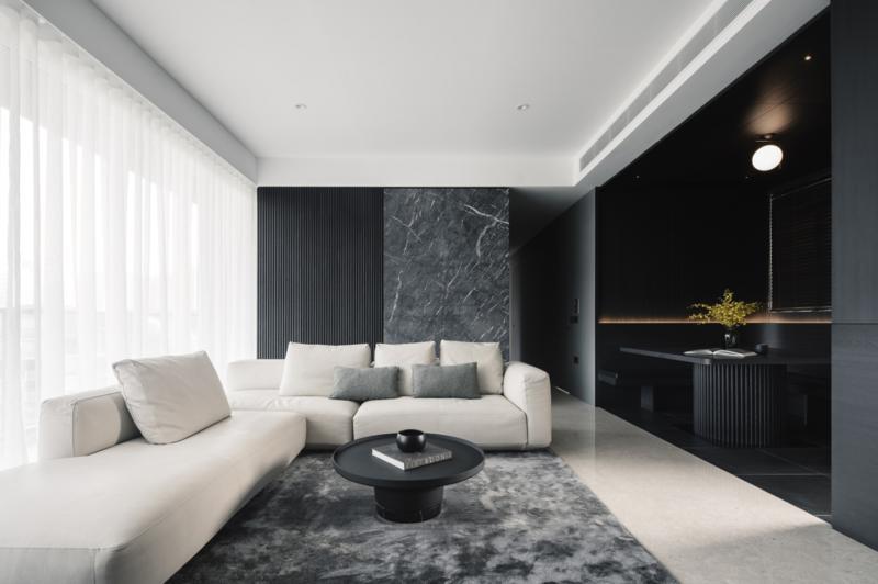 白色明亮的客厅是一潭光池，黑色的饭厅则是它的影，光影相随。