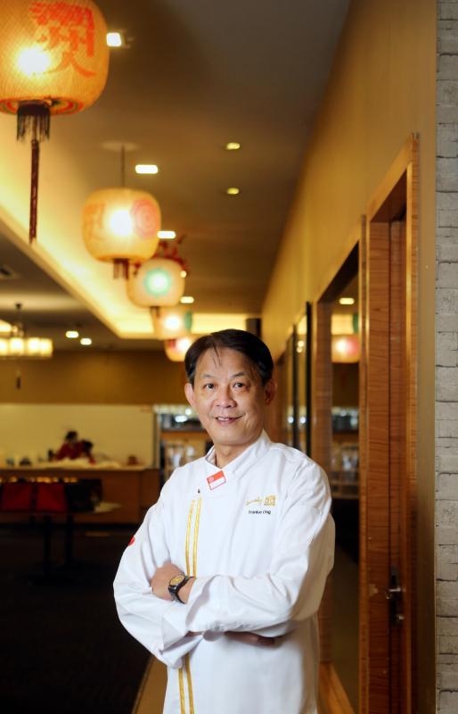 汕头海鲜行政总厨王振国坚持烹饪正宗潮州菜,尽管潮州菜的工序很多,而且每一个步骤都要做好才能成功。