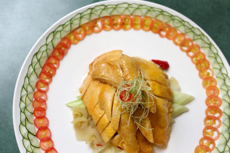 汕头豆酱鸡浸泡在普宁豆酱鸡汤约25分钟至全熟,甘榜鸡肉质结实又不失软嫩,可尝到豆酱的咸香。