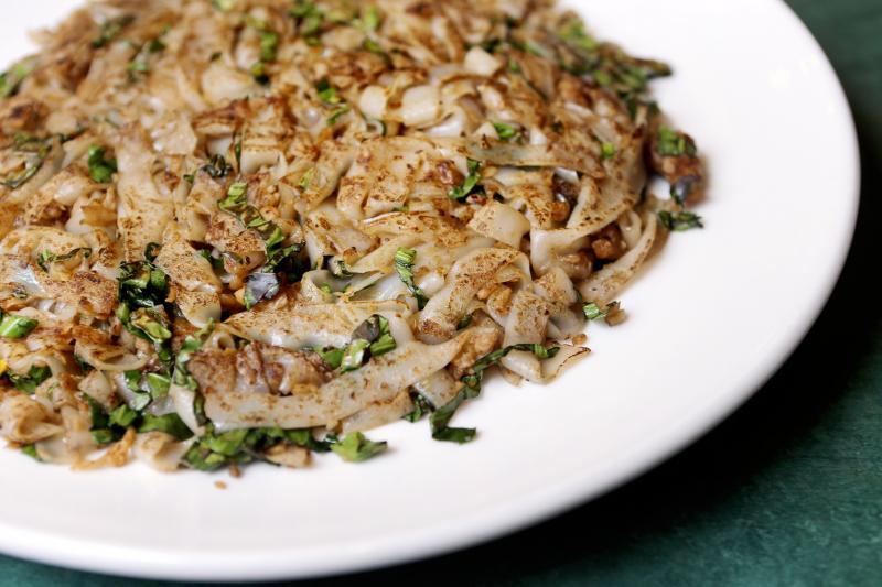 菜脯芥兰粿条以咸甜菜脯和大量猪油渣翻炒,再把两面煎至焦脆。