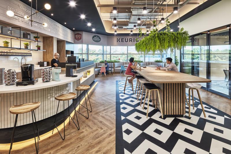饮料公司Keurig Dr Pepper的新加坡办公室设有大小不同的茶水间和供员工互动的座位。（Conexus Studio提供）