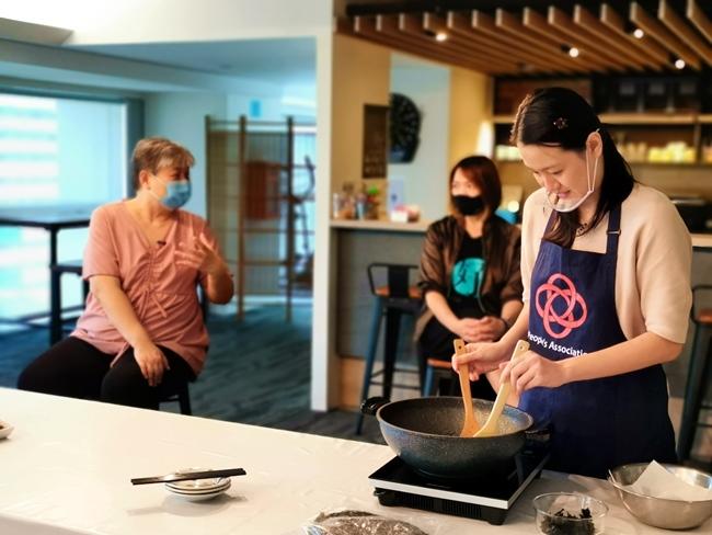 comenlive_wk14-cooking3.jpg