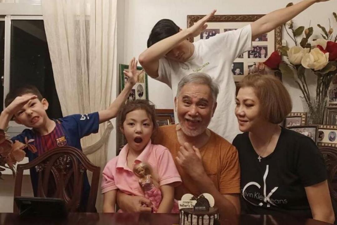 朱厚任与老婆、儿子和孙子们过节。(互联网)