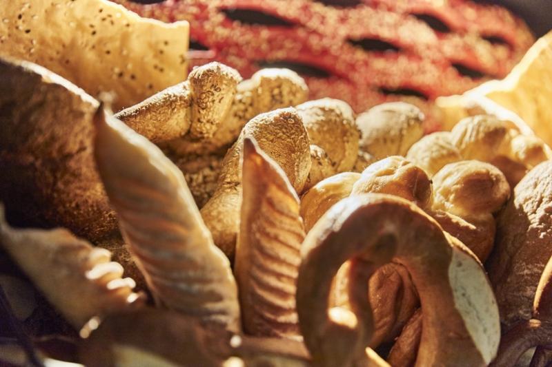 新加坡首都凯宾斯基酒店制作的面包不含防腐剂及其他添加物,所以颜色不会太鲜艳,味道也不会太强烈。