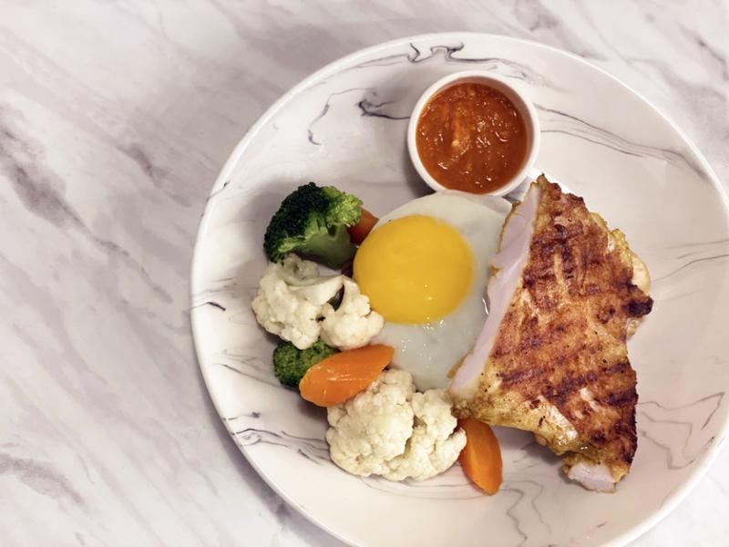 Route 65餐馆以Benja品牌无骨鸡腿设计的糙米套餐,一份$15++。