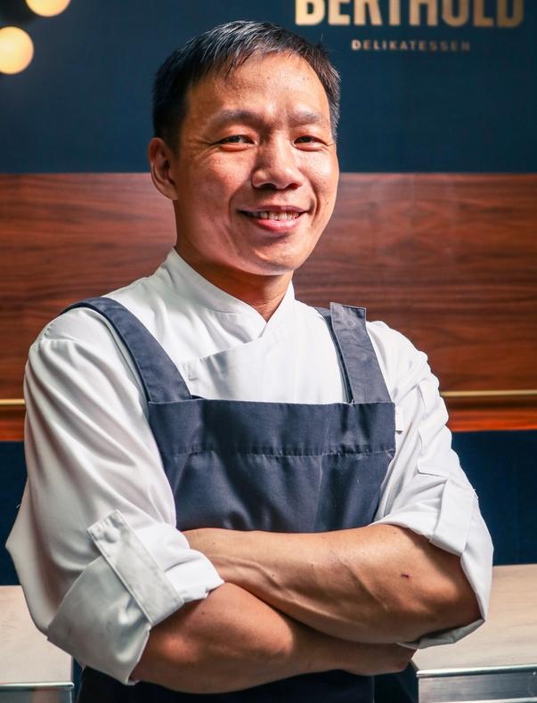 酒店面包房厨师长杨国义建议把面包分批冰冻,一个月后拿来蒸或烤都没问题。