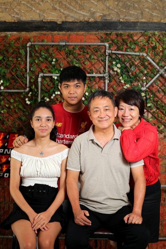 吴家儫(左二)和吴佳丽(左一)兄妹都在两个月大时,由吴世明与唐苏情收养。