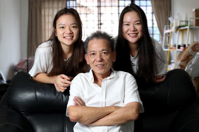 史慧玲(右)和史慧敏的妈妈18年前离家,两姐妹由父亲史业乐一手带大。