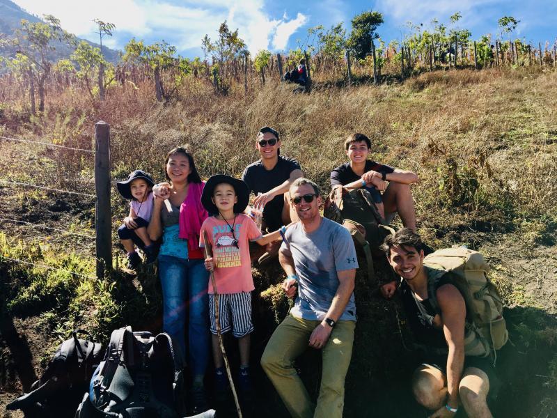 郑慧莲(左二)与丈夫Benoit Riviere(前排右二)一家七口喜欢登山,远足。(受访者提供)