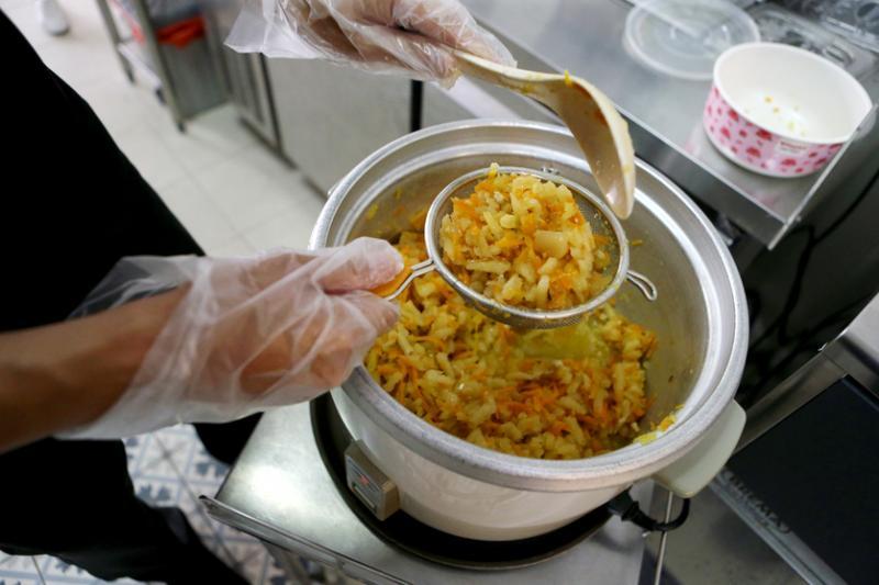 做薄饼考验耐心，每天重复同样工序数百到数千次。（严宣融摄）