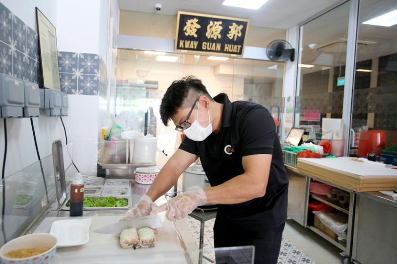 郭金地因长时间保持特定姿势做薄饼造成肌肉酸痛。（严宣融摄）