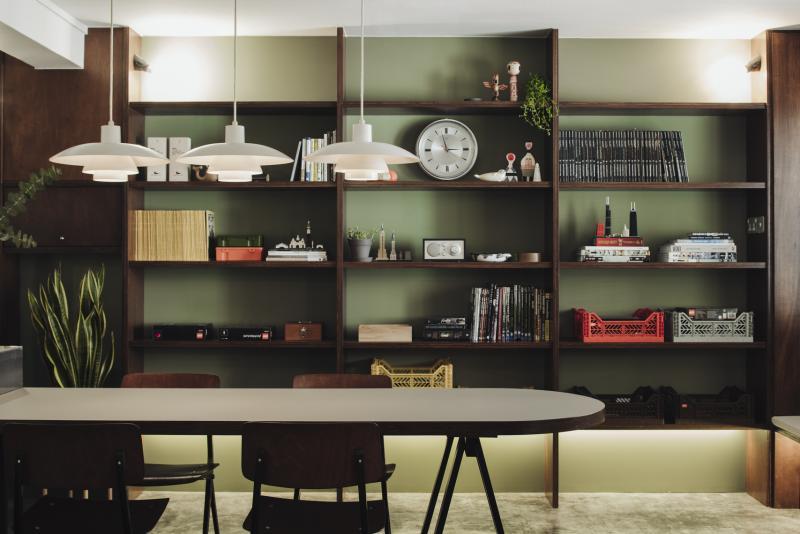 书架的纵横线条与饭桌、长凳的线条遥相呼应,赏心悦目。