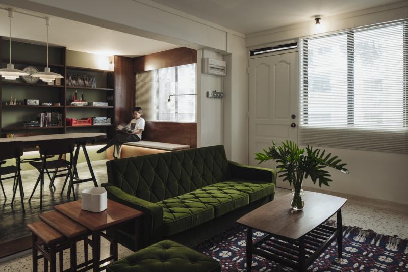 靠窗的长凳可坐可躺,让屋主细品漫画书籍,消磨假日时光。