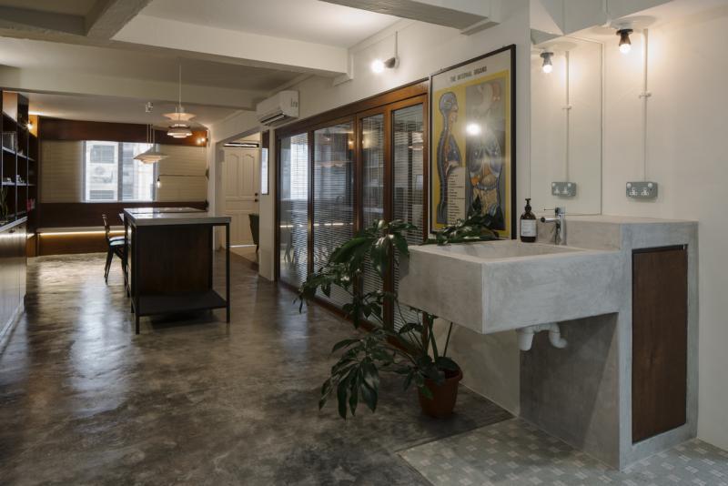 设计师选用水泥铺厨房、饭厅地面,既朴实又省钱。