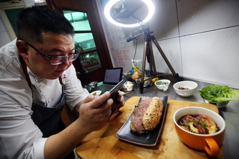 拥有多年烹饪教学经验的本地厨师刘奇荣,也将烹饪班转到线上。(萧紫薇拍摄)