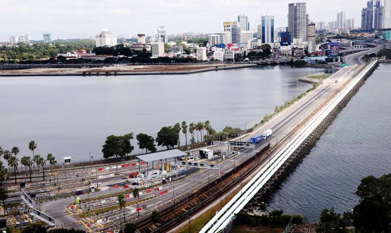 平日车水马龙的新柔长堤,疫情期间因新马两地实施抗疫措施而显冷清,写下历史性的一刻。(档案照)