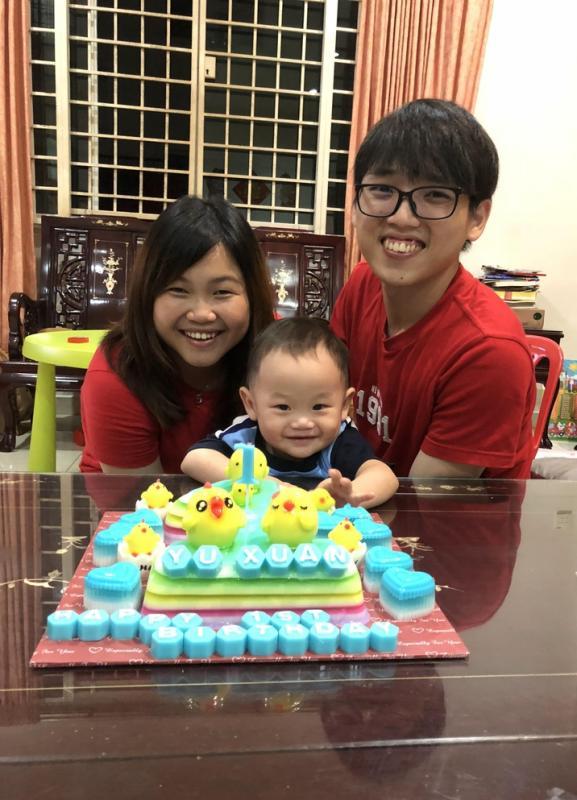 谢志威(右)已经有四个月未回家,最牵挂住在马国居銮的妻儿。(谢志威提供)