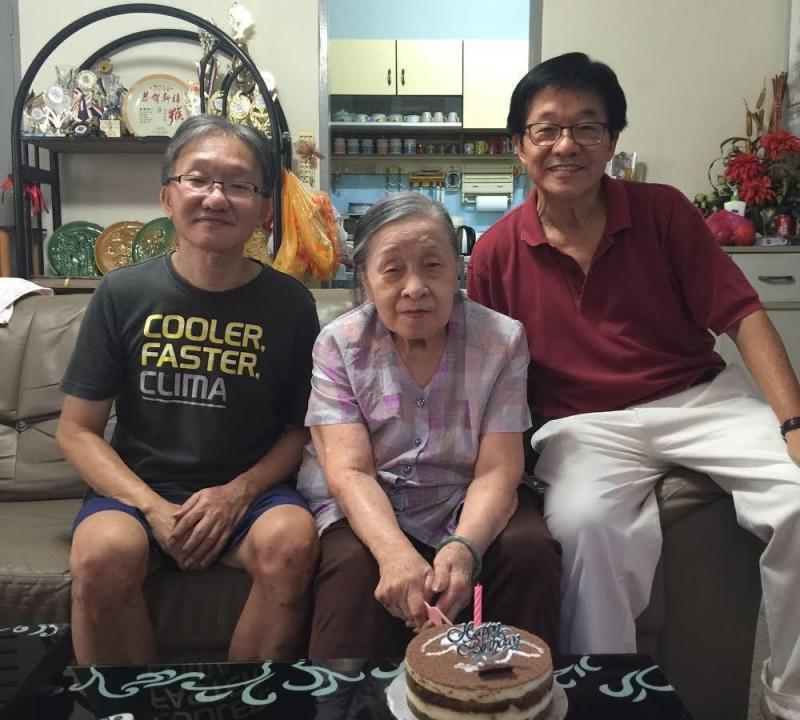 王加现(右一)与小弟于2016年为母亲庆生。(王加现提供)