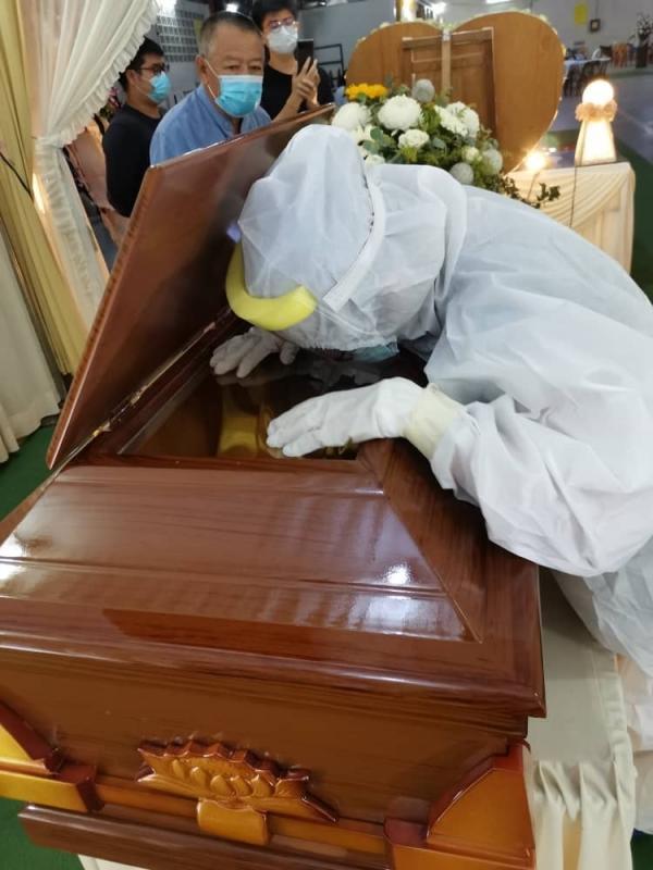 叶祖儿在母亲出殡前赶到灵堂,与她作最后告别。(叶祖儿提供)