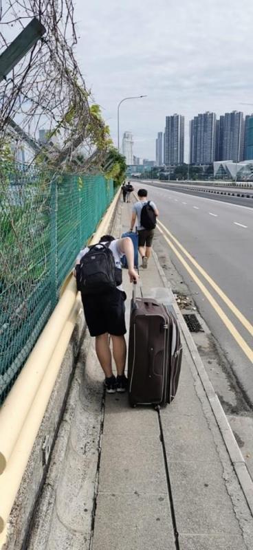 长堤没有巴士通行,许多往返两地的公众唯有拖着行李步行越堤。(曾笳恩提供)