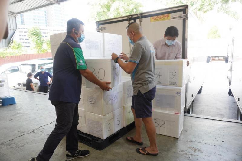 曾笳恩(右一)协助在新加坡工作的马国妈妈将母乳运送回国给家里的宝宝。(曾笳恩提供)