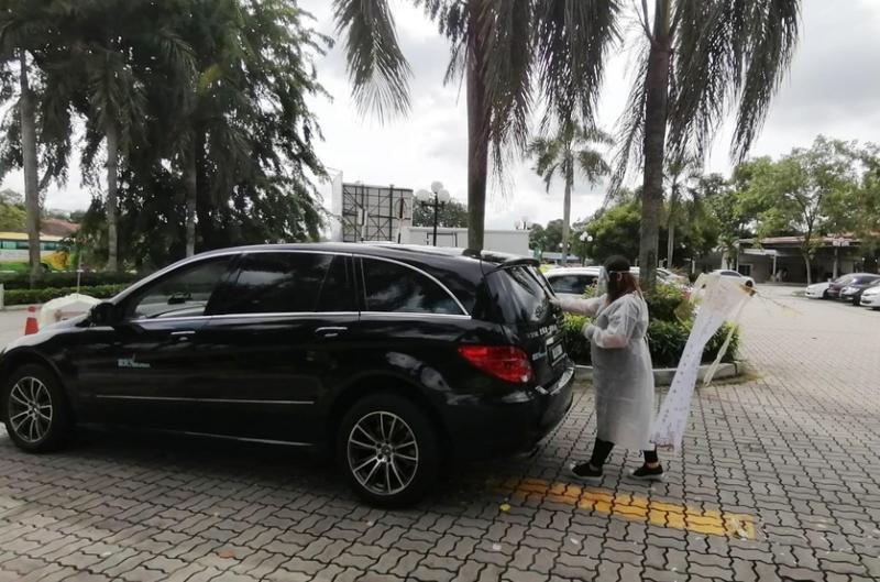 曾笳恩请官员通融,让正在隔离的独生女扶着灵车,送父亲最后一程。(曾笳恩提供)