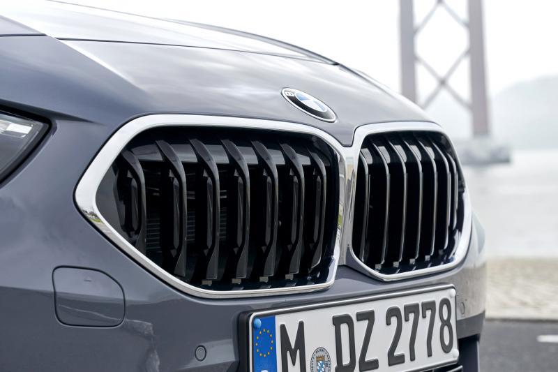 2系GranCoupe前脸的肾造型格栅更加立体，与新1系相似。