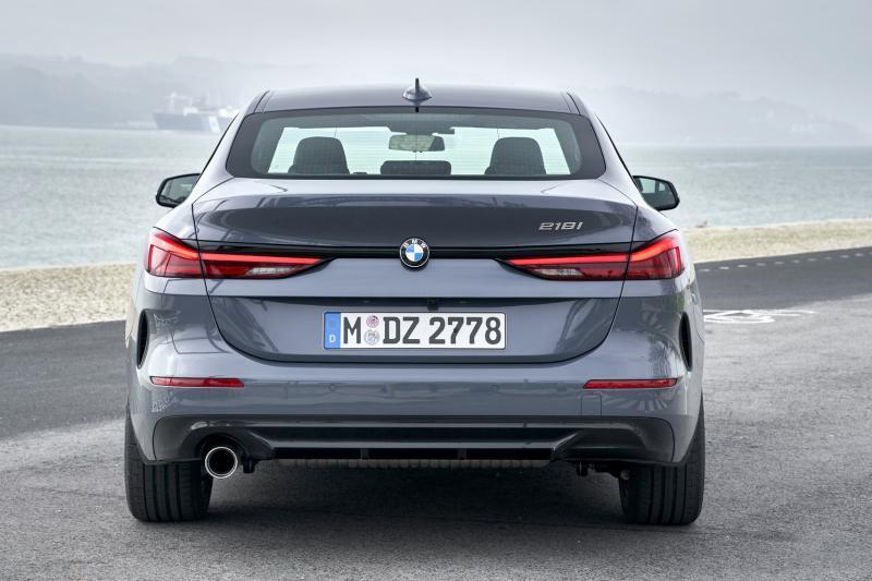 车尾部设计紧凑，两侧采用了全新演绎的“L”形灯组。