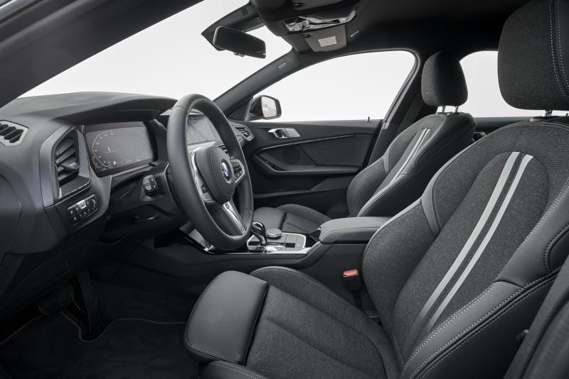 车内设计依然充满宝马家族元素，前后座空间都宽敞，乘坐舒适。