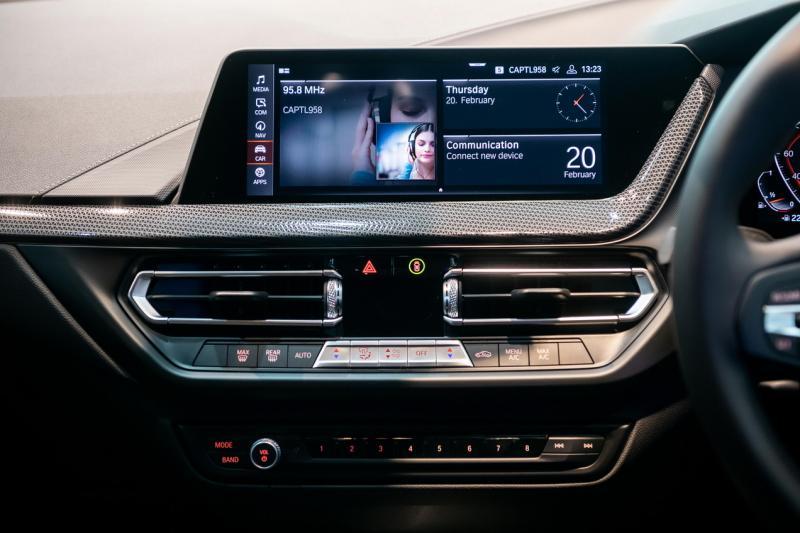 仪表台的设计以驾驶席为中心，全系安置的是最新的宝马7.0操作系统。